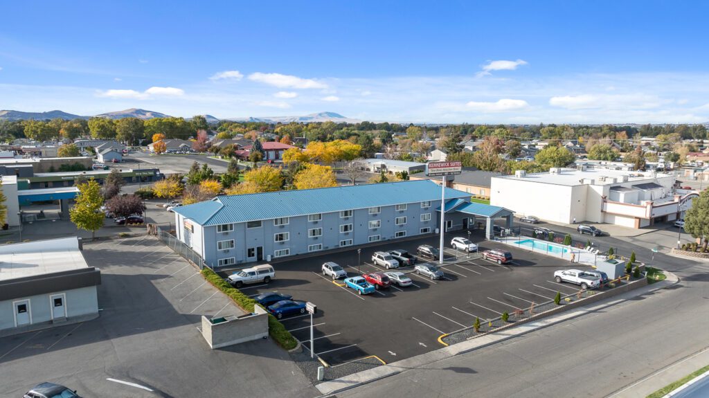 Aerial southeast view of the hotel exterior at Kennewick Inn & Suites Tri Cities.