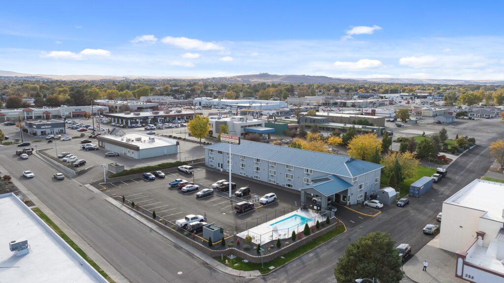 Northwest-facing aerial photo of Kennewick Inn & Suites Tri Cities.