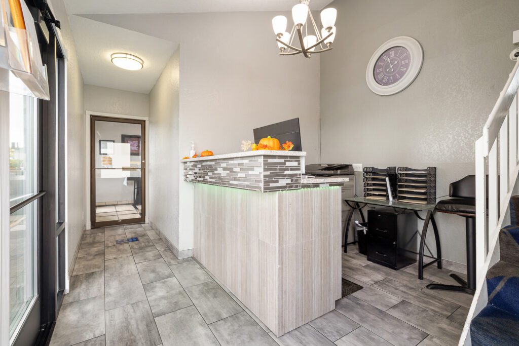 Front desk and lobby area at Kennewick Inn & Suites Tri Cities.