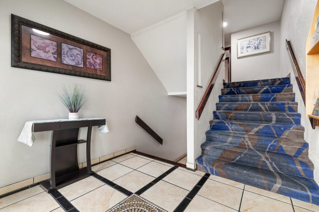 Hotel lobby with staircase at Kennewick Inn & Suites Tri Cities.