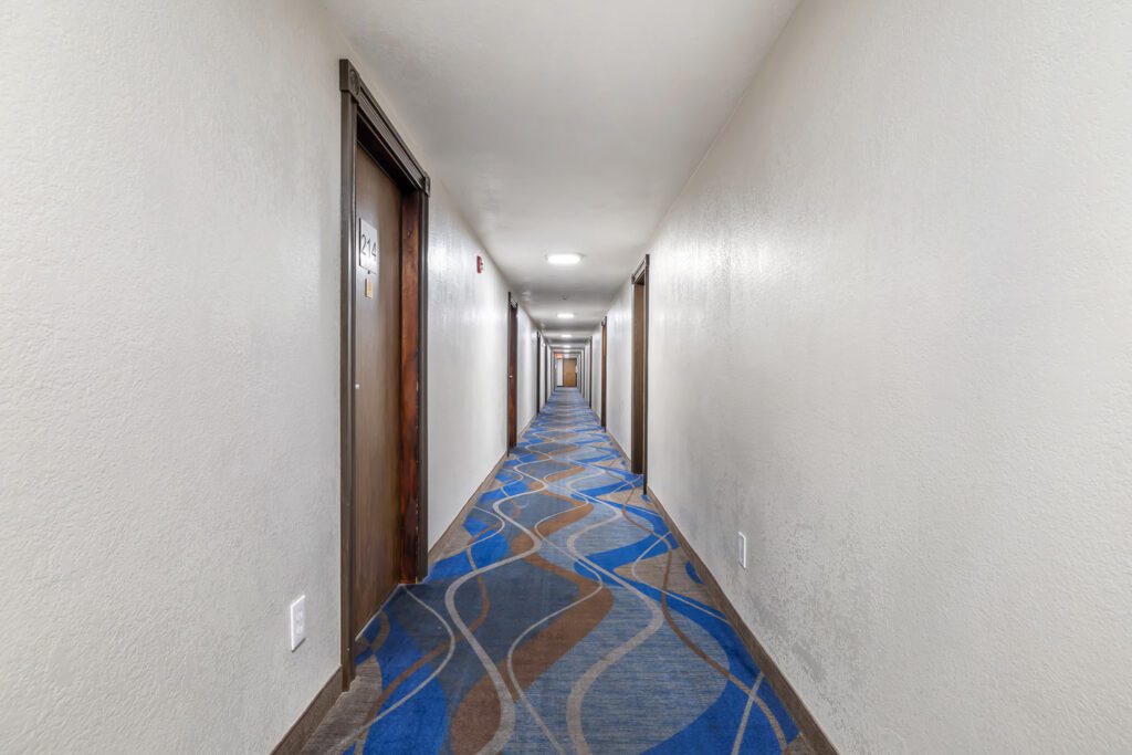 Hotel hallway at Kennewick Inn & Suites Tri Cities.